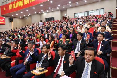 Đại biểu biểu quyết thông qua các nội dung