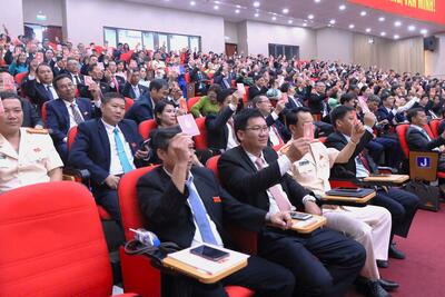 Đại biểu biểu quyết thông qua các nội dung tại Đại hội