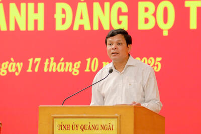 Phó Bí thư Tỉnh ủy, Chủ tịch HĐND tỉnh Nguyễn Đức Tuy trình bày dự thảo