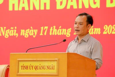 Ủy viên dự khuyết BCH Trung ương Đảng, Phó Bí thư Thường trực Tỉnh ủy, Trưởng Đoàn ĐBQH tỉnh, Chủ tịch Ủy ban MTTQVN tỉnh U Huấn trình bày dự thảo