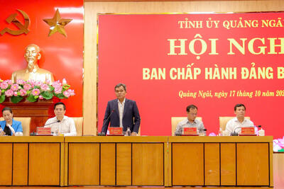 Ủy viên Trung ương Đảng, Bí thư Tỉnh ủy Hồ Văn Niên phát biểu tại Hội nghị