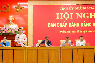 Phó Bí thư Tỉnh ủy, Chủ tịch UBND tỉnh Nguyễn Hoàng Giang chủ trì thảo luận tại Hội