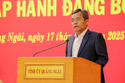 Ủy viên Trung ương Đảng, Bí thư Tỉnh ủy Hồ Văn Niên phát biểu tại Hội nghị