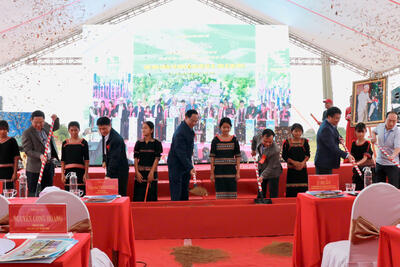 Phó Chủ tịch Quốc hội Trần Quang Phương, lãnh đạo địa phương và các em học sinh cùng thực hiện nghi thức khởi công đồng loạt 4 công trình Trường phổ thông nội trú liên cấp Tiểu học – Trung học cơ sở tại các xã Mô Rai