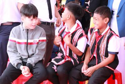 Các em học sinh đến dự Lễ khởi công tại xã Mô Rai