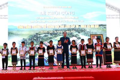 Thượng tướng Trần Quang Phương - Ủy viên BCH Trung ương Đảng, Phó Chủ tịch Quốc hội trao quà cho các em học sinh