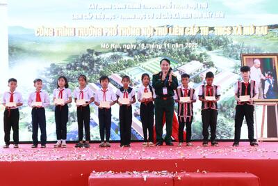 Đại tá Trần Minh Trọng, Ủy viên Ban Thường vụ Đảng ủy Quân khu, Phó Chính ủy Quân khu 5 trao quà cho các em học sinh có hoàn cảnh khó khăn