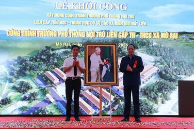 Thượng tướng Trần Quang Phương - Ủy viên BCH Trung ương Đảng, Phó Chủ tịch Quốc hội tặng bức tranh Bác Hồ cho trường