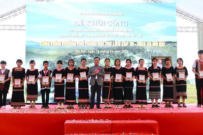 Ủy viên Dự khuyết BCH Trung ương Đảng, Phó Bí thư Thường trực Tỉnh ủy, Trưởng Đoàn ĐBQH tỉnh, Chủ tịch Ủy ban MTTQ Việt Nam tỉnh U Huấn trao quà cho các em học sinh