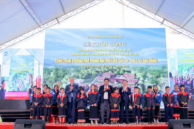 Phó Thủ tướng Thường trực Chính phủ Nguyễn Hòa Bình tặng 1.600 áo ấm cho các em học sinh tiêu biểu tại xã Dục Nông