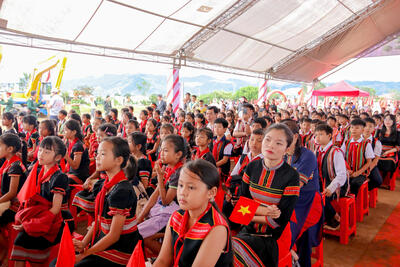 Các em học sinh, giáo viên tham dự Lễ khởi công tại xã Dục Nông