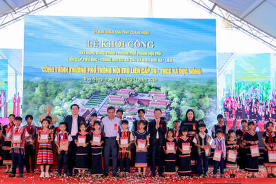 Lãnh đạo tỉnh Quảng Ngãi trao tặng 50 phần quà cho học sinh có hoàn cảnh khó khăn, vươn lên đạt thành tích tốt trong học tập tại xã Dục Nông