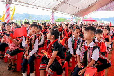 Các em học sinh, giáo viên tham dự Lễ khởi công tại xã Dục Nông