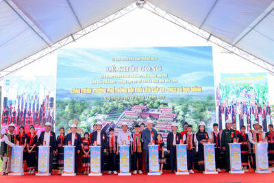 Lãnh đạo Trung ương, địa phương và các em học sinh cùng thực hiện nghi thức khởi công đồng loạt 4 công trình Trường phổ thông nội trú liên cấp Tiểu học – Trung học cơ sở tại các xã Dục Nông