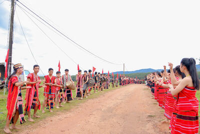 Quang cảnh buổi lễ tại xã Dục Nông