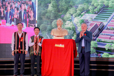 Ủy viên Bộ Chính trị, Phó Thủ tướng Thường trực Chính phủ Nguyễn Hòa Bình tặng tượng Bác Hồ cho Trường phổ thông nội trú liên cấp tiểu học – trung học cơ sở xã Dục Nông