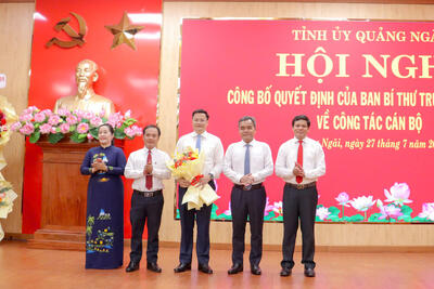 Thường trực Tỉnh ủy Quảng Ngãi tặng hoa chúc mừng tân Phó Bí thư Tỉnh ủy Nguyễn Đức Tâm