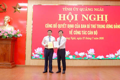 Ủy viên Trung ương Đảng, Phó Trưởng Ban Tổ chức Trung ương Trịnh Mạnh Linh trao Quyết định của Ban Bí thư cho đồng chí Nguyễn Đức Tâm
