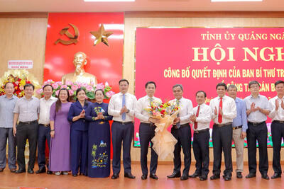 Lãnh đạo tỉnh tặng hoa chúc mừng tân Phó Bí thư Tỉnh ủy Quảng Ngãi