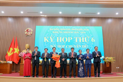 Lãnh đạo tỉnh tặng hoa chúc mừng đồng chí Nguyễn Đức Tâm, Phó Bí thư Tỉnh ủy được bầu giữ chức vụ Chủ tịch UBND tỉnh nhiệm kỳ 2026-2031