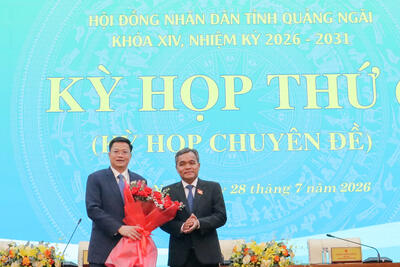 Ủy viên Trung ương Đảng, Bí thư Tỉnh ủy Hồ Văn Niên tặng hoa chúc mừng đồng chí Nguyễn Đức Tâm, Phó Bí thư Tỉnh ủy được bầu giữ chức Chủ tịch UBND tỉnh nhiệm kỳ 2026-2031