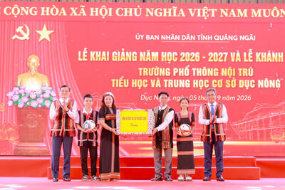 Trao quà của Tổng Bí thư, Chủ tịch nước cho học sinh Trường Phổ thông nội trú Tiểu học và Trung học cơ sở Dục Nông