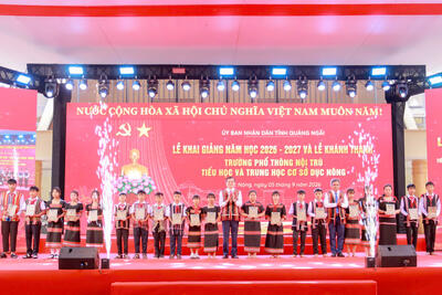 Lãnh đạo Trung ương và lãnh đạo tỉnh tặng quà cho các em học sinh có hoàn cảnh khó khăn, vượt khó vươn lên trong học tập