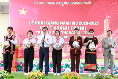 Trao quà của Tổng Bí thư, Chủ tịch nước cho học sinh Trường Phổ thông nội trú Tiểu học và Trung học cơ sở Saloong