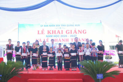 Lãnh đạo Trung ương và lãnh đạo tỉnh tặng quà cho các em học sinh có hoàn cảnh khó khăn, vượt khó vươn lên trong học tập