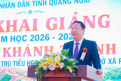 Phó Chủ tịch UBND tỉnh Nguyễn Công Hoàng phát biểu tại buổi lễ khai giảng năm học 2026-2027 và khánh thành Trường Phổ thông nội trú  Tiểu học và THCS xã Rờ Kơi