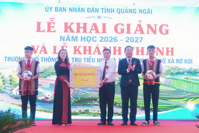 Phó Chủ tịch UBND tỉnh Nguyễn Công Hoàng trao tặng quà của Tổng Bí thư, Chủ tịch nước Tô Lâm cho học sinh Trường Phổ thông nội trú Tiểu học và THCS xã Rờ Kơi