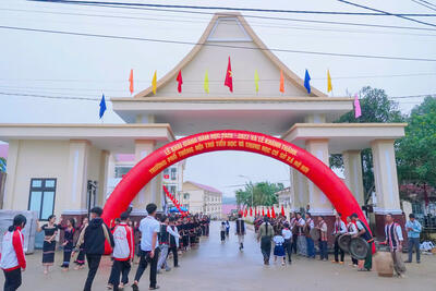 Toàn cảnh Phó Chủ tịch UBND tỉnh Nguyễn Công Hoàng trao tặng quà của Tổng Bí thư, Chủ tịch nước TToàn cảnh Trường Phổ thông nội trú Tiểu học và THCS xã Rờ Kơi