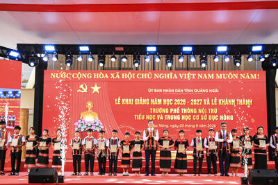 Lãnh đạo Trung ương và lãnh đạo tỉnh tặng quà cho các em học sinh có hoàn cảnh khó khăn, vượt khó vươn lên trong học tập