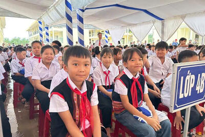 Học sinh các trường biên giới hân hoan trong ngày khai trưởng