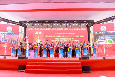 Các đồng chí lãnh đạo Trung ương, lãnh đạo tỉnh cắt băng khánh thành công trình Trường Phổ thông nội trú Tiểu học và Trung học cơ sở Dục Nông