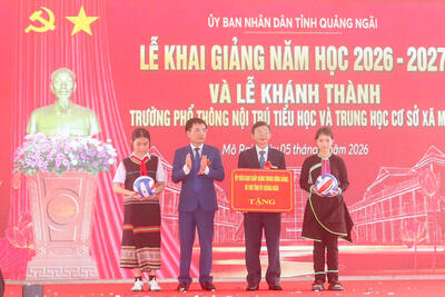 Lãnh đạo tỉnh trao quà của lãnh đạo Đảng, Nhà nước và lãnh đạo tỉnh cho học sinh của trường Phổ thông nội trú Tiểu học - THCS xã Mô Rai