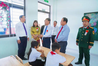 Phó Chủ tịch UBND tỉnh Nguyễn Công Hoàng kiểm tra trường, lớp học và trồng cây lưu niệm tại khuôn viên trường