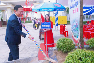 Phó Chủ tịch UBND tỉnh Nguyễn Công Hoàng kiểm tra trường, lớp học và trồng cây lưu niệm tại khuôn viên trường