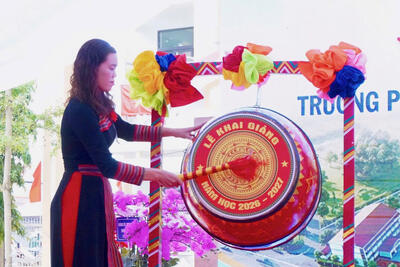 Hiệu trưởng Trường Phổ thông nội trú Tiểu học và Trung học cơ sở Rờ Kơi đánh trống khai giảng năm học mới 2026-2027