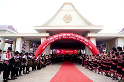 Giáo viên và học sinh Trường phổ thông nội trú Tiểu học và THCS xã Dục Nông trong ngày khai giảng năm học 2026-2027