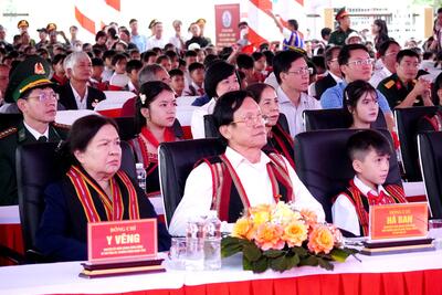 Các đồng chí nguyên Ủy viên Trung ương Đảng, nguyên lãnh đạo tỉnh qua các thời kỳ tham dự lễ