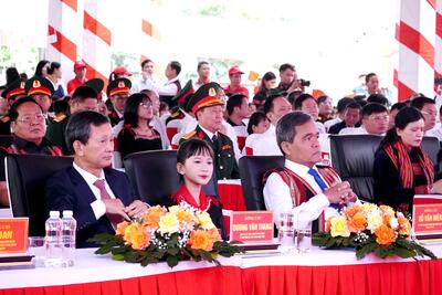 Ủy viên Trung ương Đảng, Bí thư Tỉnh ủy Hồ Văn Niên, cùng các đồng chí nguyên Ủy viên Trung ương Đảng, nguyên lãnh đạo tỉnh qua các thời kỳ tham dự lễ