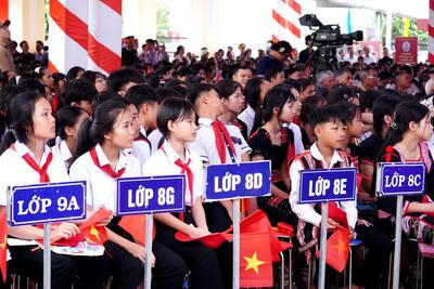 Các em học sinh tham dự lễ khai giảng năm học 2026-2027 và khánh thành tại điểm Trường Phổ thông nội trú Tiểu học và Trung học cơ sở Dục Nông