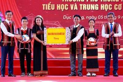 Ủy viên Bộ Chính trị, Giám đốc Học viện Chính trị quốc gia Hồ Chí Minh Đoàn Minh Huấn và Ủy viên Trung ương Đảng, Bí thư Tỉnh ủy Hồ Văn Niên trao quà của Tổng Bí thư, Chủ tịch nước Tô Lâm gửi tặng các em học sinh Trường Phổ thông nội trú Tiểu học và Trung học cơ sở Dục Nông