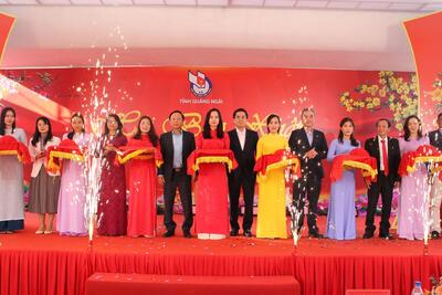 Các đại biểu cắt băng khai mạc Hội báo Xuân Ất Tỵ năm 2025