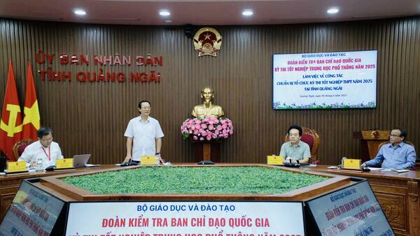 Thứ trưởng Bộ Giáo dục và Đào tạo Phạm Ngọc Thưởng kiểm tra công tác chuẩn bị thi tốt nghiệp THPT năm 2025 tại Quảng Ngãi