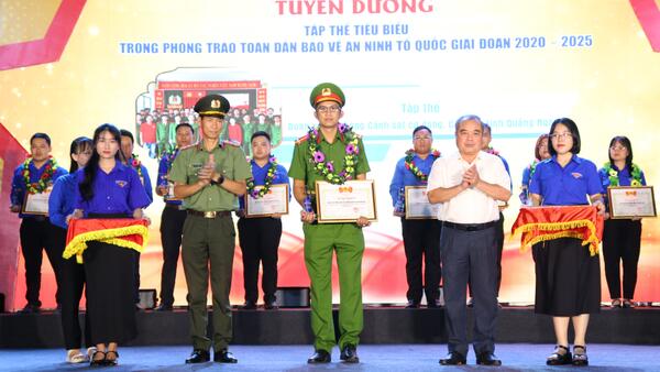 Biểu dương đoàn viên, thanh niên tiêu biểu phong trào “Toàn dân bảo vệ an ninh Tổ Quốc”