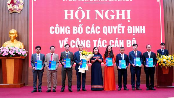 UBND tỉnh công bố các Quyết định về công tác cán bộ