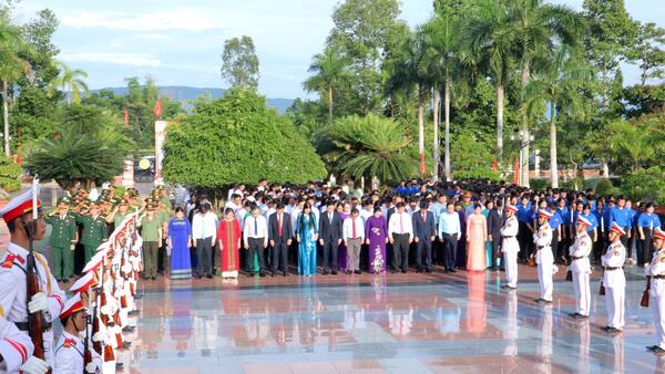 Đoàn đại biểu HĐND tỉnh Quảng Ngãi dâng hương tưởng niệm các Anh hùng liệt sĩ