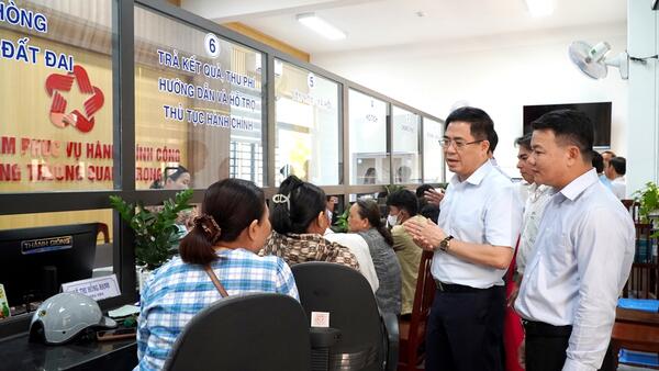 Chủ tịch UBND tỉnh Nguyễn Hoàng Giang kiểm tra hoạt động của Trung tâm Phục vụ hành chính công cấp xã